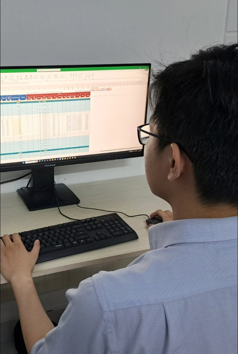 Kỹ sư QSTV bóc tách khối lượng trên máy tính